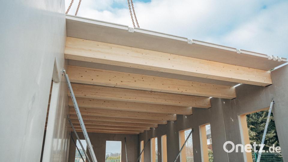 Im Vergleich zu Stahlbetondecken wird für die beim Bau des Bürohauses (Bild) verwendeten Hybriddecken aus Holz und Carbonbeton nur die Hälfte an Beton benötigt – bei gleicher Tragfähigkeit. Bild: Markgraf