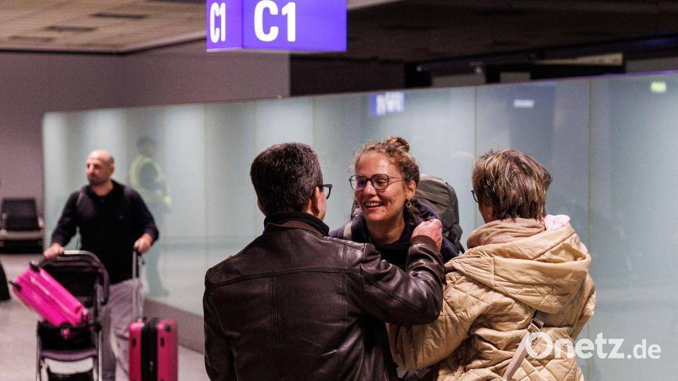 Francesca Matić und ihre Eltern vielen sich am Frankfurter Flughafen in die Arme. Bild: Hannes P. Albert/dpa