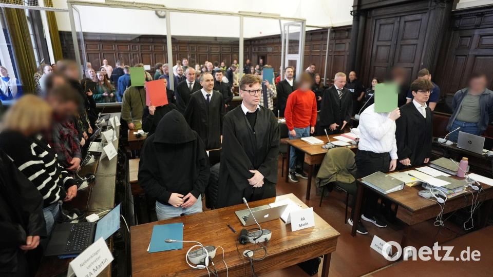 Acht Angeklagte müssen sich vor dem Staatsschutzsenat des Hanseatischen Oberlandesgerichts verantworten. Bild: Marcus Brandt/Pool dpa/dpa