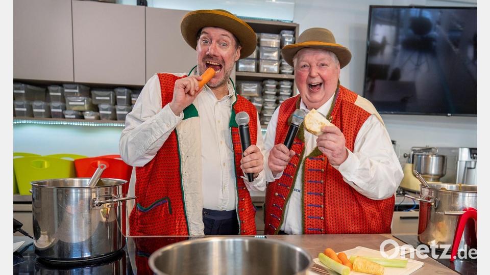 Die Idee für gemeinsame Auftritte hatten der „Wildecker Herzbube“ Wolfgang Schwalm und Fernsehkoch Mirko Reeh bei gemeinsamen Telefonanten. Bild: Andreas Arnold/dpa