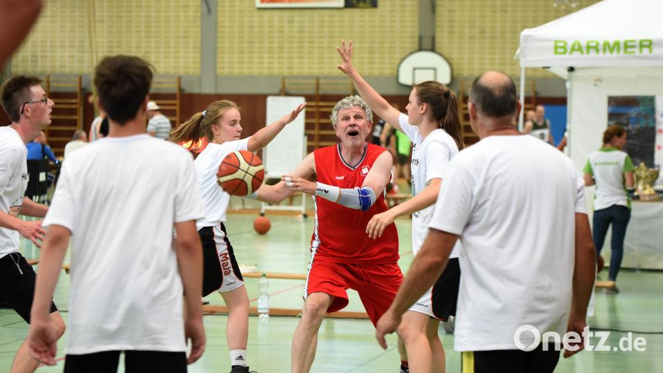 Witt-Weiden-Spieler Thomas Bieber (57) kämpft sich durch die vielarmige Verteidigung des Hennig-Teams. In dieser Szene behält der älteste Basketballer beim Firmenturnier der DJK Neustadt gegen Maja Mattausch (15, links) und Sara Hennig (19) die Oberhand. Bild: Tobias Schwarzmeier