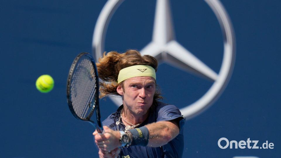 Erschöpft in Indian Wells angekommen: der russische Tennisprofi Andrej Rubljow. (Archivbild) Bild: Ng Han Guan/AP/dpa