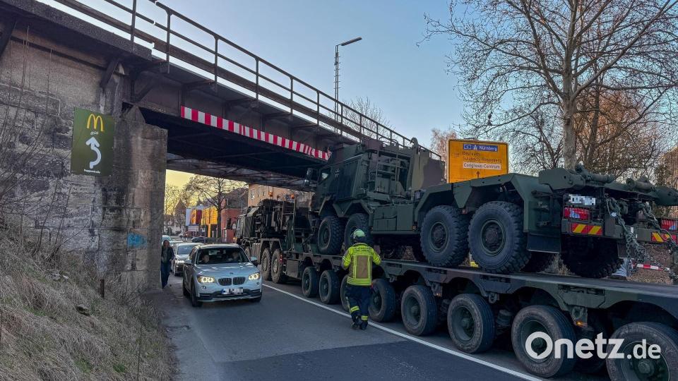 Da Reparaturen an der Strecke vorgenommen werden müssen, ist auch der Zugverkehr beeinträchtigt. Bild: Wolfgang Steinbacher