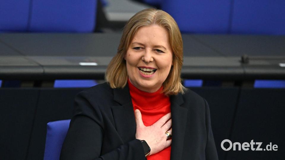 Arbeitsministerin Bärbel Bas - hier im Bundestag - freut sich über die Rentenerhöhung. Bild: Elisa Schu/dpa