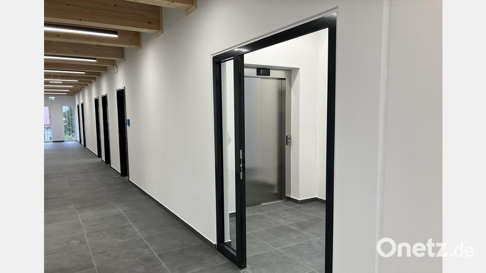Ein Flur im Bürogebäude mit der offenen Holz-Carbonbeton-Decke. Bild: Markgraf