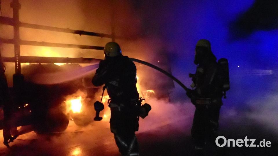 Die Ladung des Lkw, rund 20 Tonnen neue 12-Volt-Autobatterien, war eine besondere Herausforderung für die Feuerwehr. Bild: Berufsfeuerwehr Regensburg