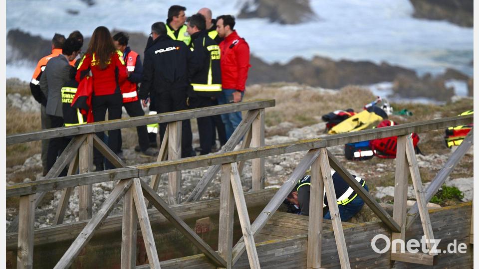 Zwei Tage nach dem Einsturz eines Holzstegs an der Küste der spanischen Region Kantabrien ist die letzte Vermisste tot gefunden worden. Die Zahl der Todesopfer des Unglücks vom Dienstag steigt damit auf sechs. Nur eine Frau überlebte. Bild: Nacho Cubero/EUROPA PRESS/dpa