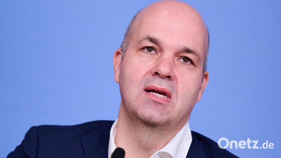 DIW-Chef Marcel Fratzscher hielte einen Tankrabatt für einen teuren Fehler. (Archivbild) Bild: Annette Riedl/dpa