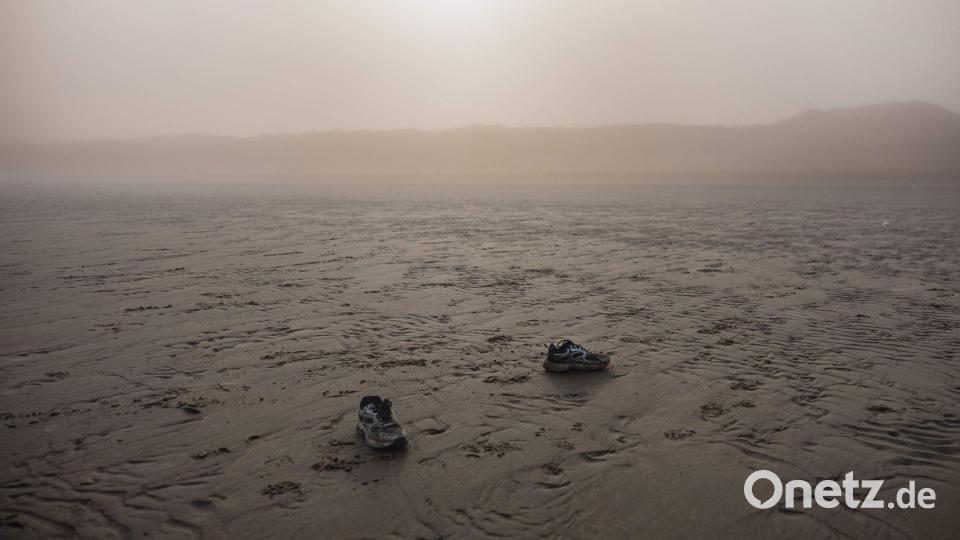 Schuhe liegen verlassen am Strand, nachdem Migranten bei dem Versuch, den Ärmelkanal zu überqueren, vor dem Strand von Gravelines in Nordfrankreich ein Boot von Schmugglern bestiegen haben. Bild: Sameer Al-Doumy/AFP/dpa