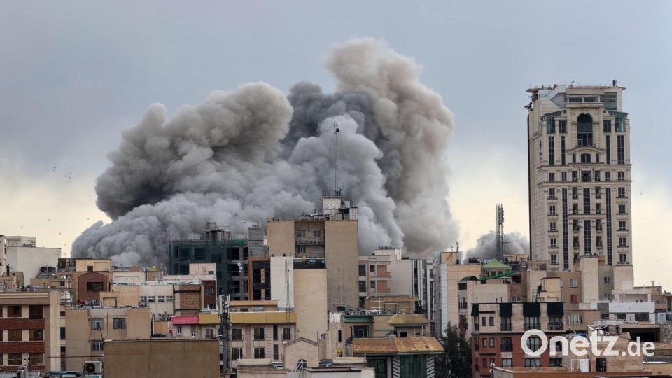 Eine Rauchwolke steigt nach einer Explosion in Teheran auf. (Archivbild) Bild: Mohsen Ganji/AP/dpa