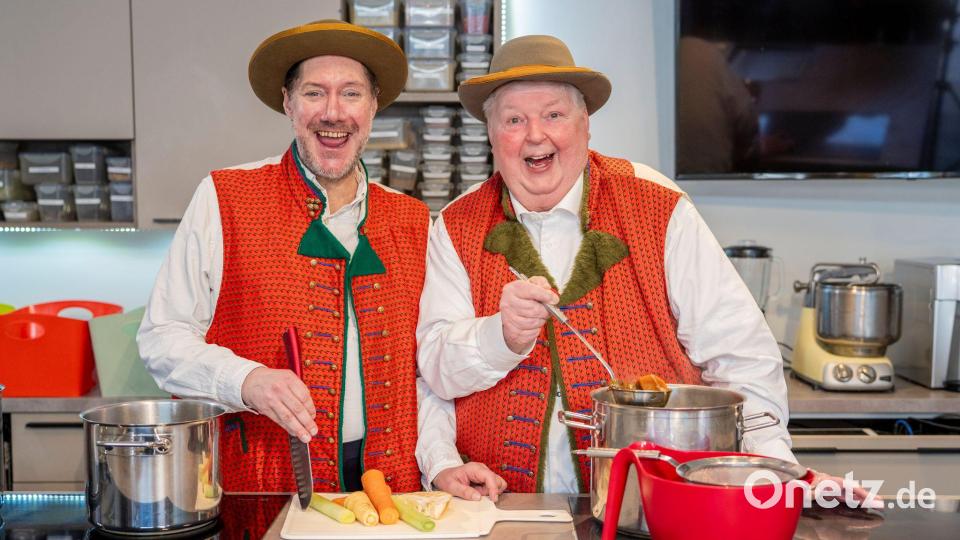 Gemeinsam kochen und singen - in Frankfurt gab das Duo aus dem „Wildecker Herzbuben“ Wolfgang Schwalm und dem Fernsehkoch Mirko Reeh eine Kostprobe. Bild: Andreas Arnold/dpa