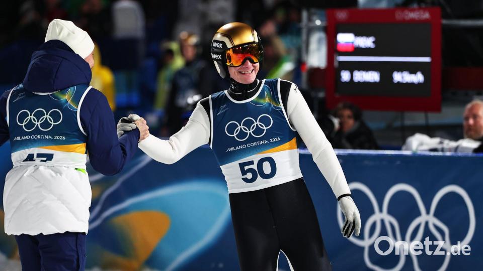 Domen Prevc jubelt über Olympia-Gold von der Großschanze. (Archivbild) Bild: Daniel Karmann/dpa