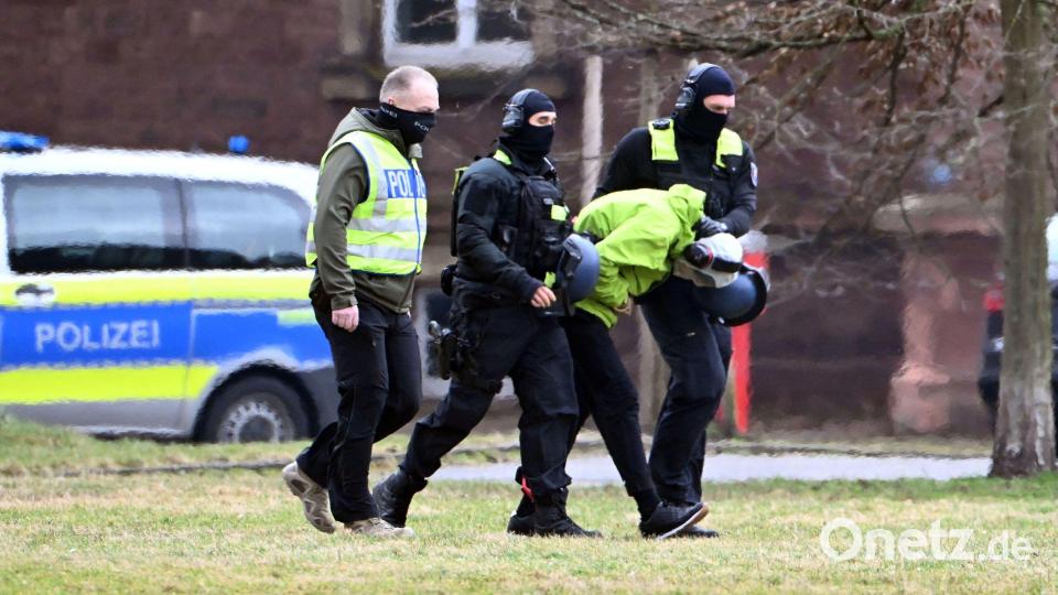 Der Tatverdächtige der Messerattacke am Holocaust-Mahnmal in Berlin wird zu einem Hubschrauber geführt. (Archivbild) Bild: Uli Deck/dpa