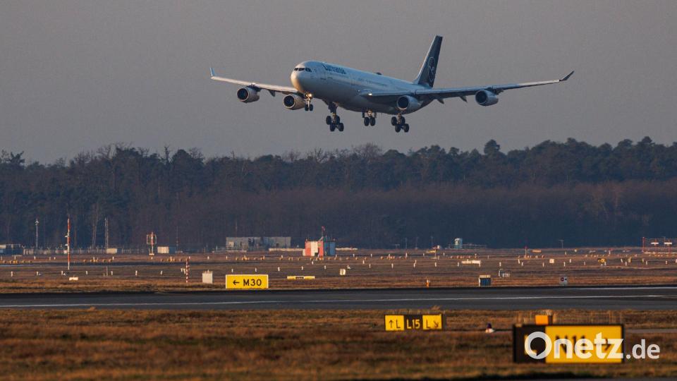 Die Maschine aus Maskat trifft in den frühen Morgenstunden in Frankfurt ein. Bild: Hannes P. Albert/dpa