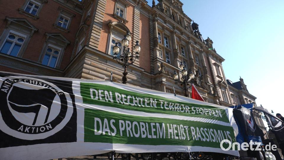 Vor dem Gericht gab es Protest gegen „rechten Terror“. Bild: Marcus Brandt/dpa