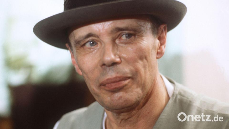 Der Jahrhundertkünstler Joseph Beuys (1921-1986) war bekannt für Werke aus Fettecken und Filz. (Archivbild) Bild: -/dpa