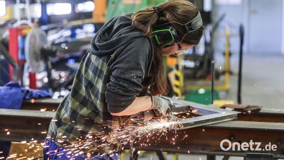 Nur jeder Zehnte in Deutschland glaubt, dass Frauen davon profitieren, wenn sich Männer an traditionelle männliche Rollenbilder halten. (Symbolbild) Bild: Oliver Berg/dpa