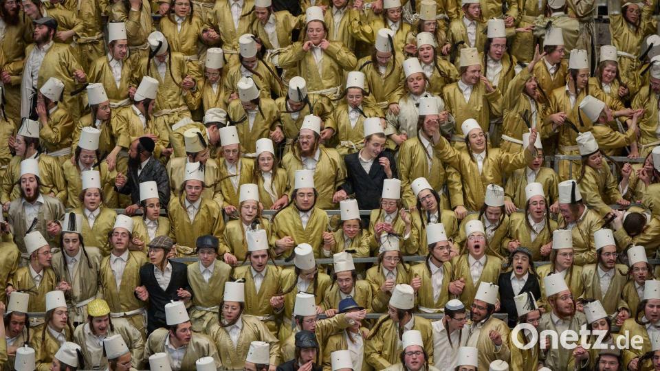 Ultraorthodoxe jüdische Männer und Jungen feiern in Jerusalem das Purimfest während des Krieges mit dem Iran. Bild: Ohad Zwigenberg/AP/dpa