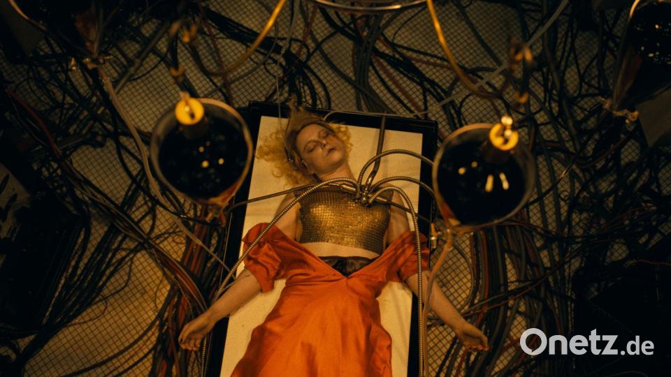 Frankensteins Braut bekommt kurzerhand den Namen Penélope, obwohl sie in ihrem früheren Leben anders hieß. (Handout-Foto) Bild: -/Courtesy of Warner Bros. Pictures/dpa