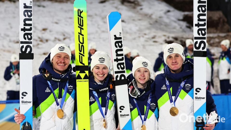 Nika Prevc (2vr) und Domen Prevc (r) nach dem Gold-Gewinn im Mixed. (Archivbild) Bild: Daniel Karmann/dpa