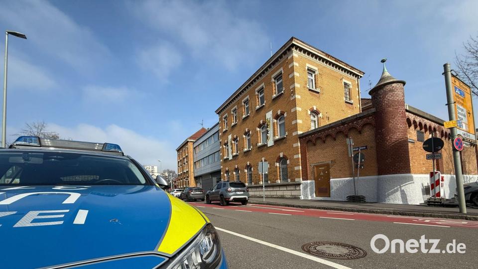 Zwei Insassen wurden nach dem Brand von Sanitätern untersucht. Beide blieben unverletzt. Bild: Nico Pointner/dpa