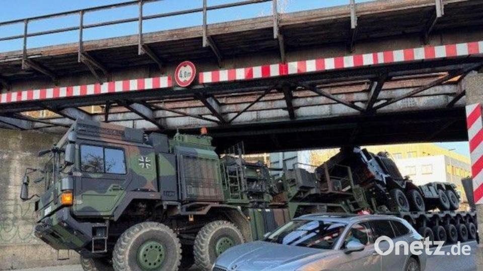 Der Verkehr staute sich nach dem Unfall, konnte aber noch einspurig an dem havarierten Lkw vorbeifahren. Bild: Heike Unger