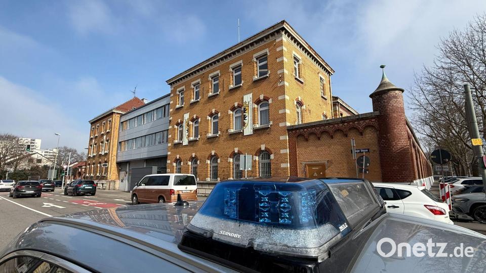 Die Polizei ermittelt zu den Hintergründen des Brandes. Bild: Nico Pointner/dpa