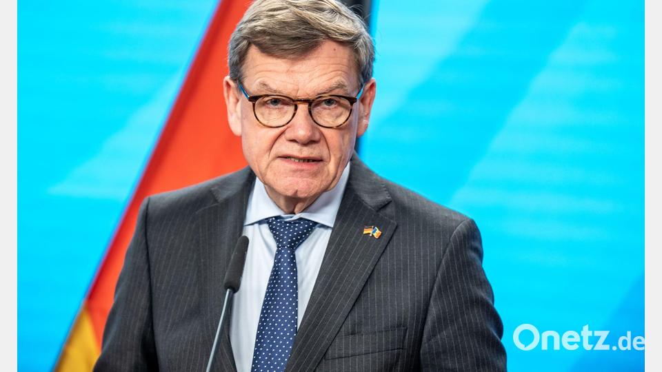 Nach der ersten erfolgreichen Rückholung im Nahen Osten gestrandeter Deutscher zeigt sich Außenminister Johann Wadephul (CDU) optimistisch. Bild: Michael Kappeler/dpa