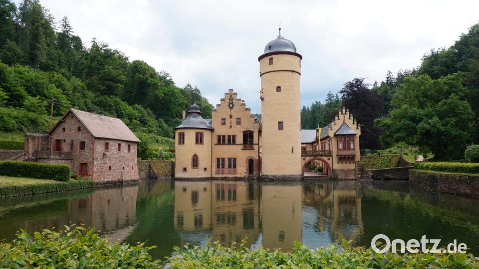 Schloss Mespelbrunn ist eines der touristischen Highlights im Spessart. In dem Schloss wurden Teile des Kinofilms „Das Wirtshaus im Spessart“ gedreht. Bild: Michael Seiterle/Spessart-Mainland/dpa
