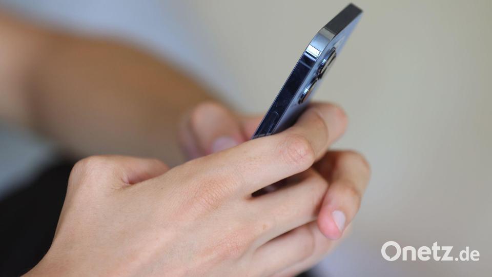 Neben diskriminierenden Äußerungen zählen zu digitaler Gewalt unter anderem Doxing, unerwünschte Nachrichten mit sexuellem Inhalt, Deepfakes oder digitale Überwachung. Bild: Karl-Josef Hildenbrand/dpa