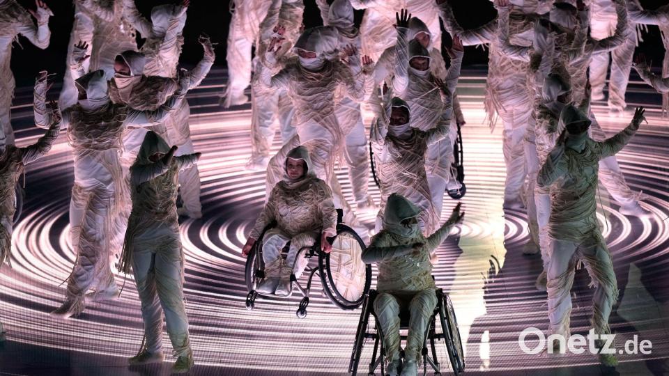 Tänzerinnen und Tänzer traten bei der Eröffnung auf. Bild: Luca Bruno/AP/dpa