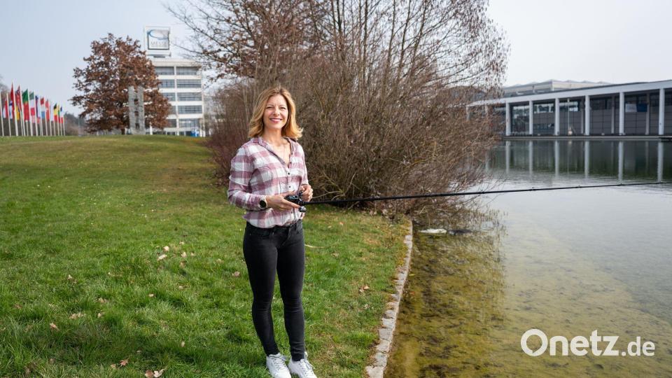 Die Anglerin will mehr Frauen von dem Hobby überzeugen. Bild: Silas Stein/dpa