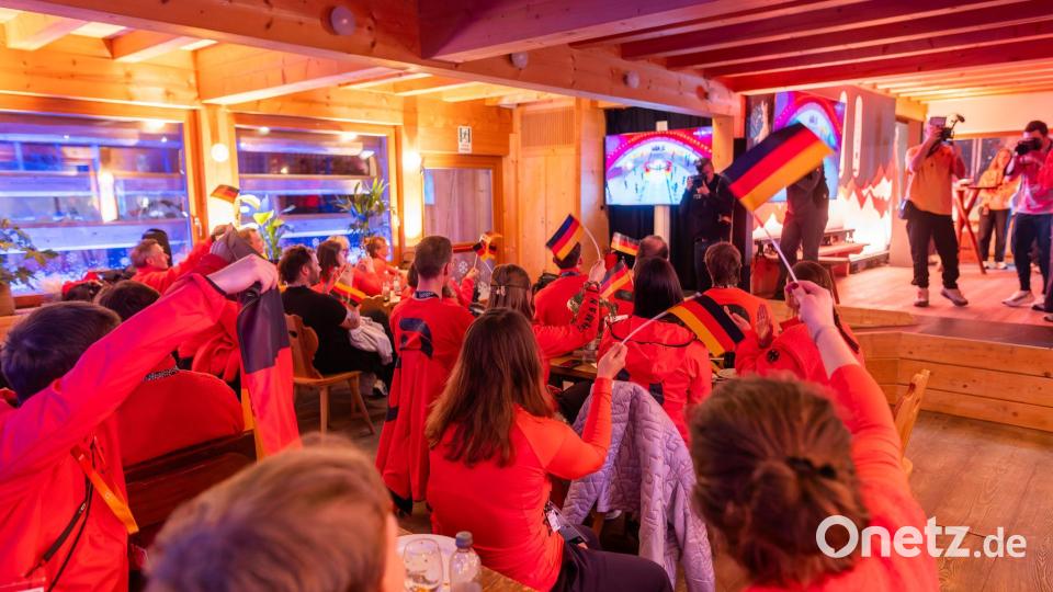 Fähnchen schwenken während der Eröffnung: Das deutsche Alpin-Team. Bild: Philipp von Ditfurth/dpa