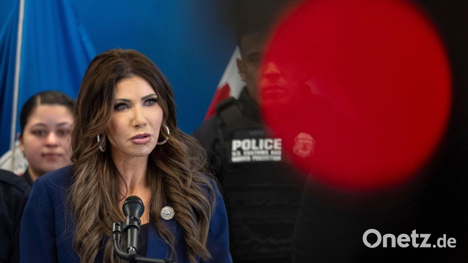 Als erste Ministerin der aktuellen Trump-Regierung muss US-Heimatschutzministerin Kristi Noem gehen. (Archivfoto) Bild: Yuki Iwamura/AP/dpa