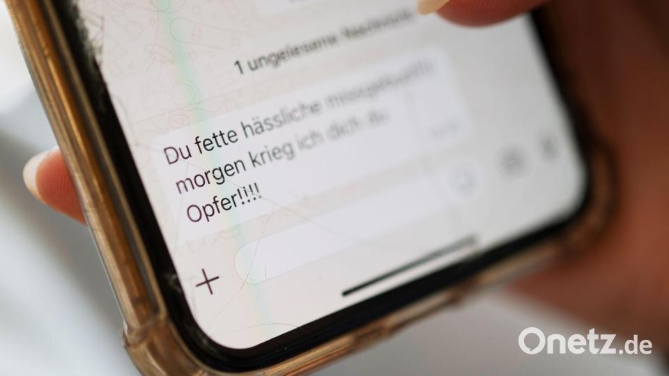 Vor allem Frauen und junge Menschen sind von Cybermobbing und Cyberstalking betroffen. (Symbolbild) Bild: Marijan Murat/dpa