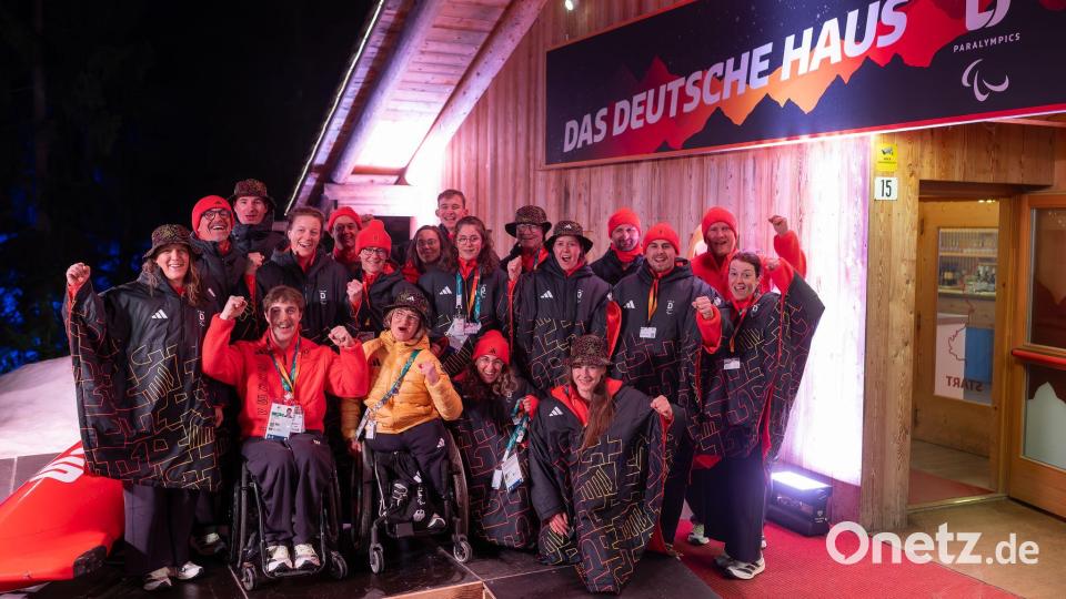 Jubel am Deutschen Haus in Cortina: Das Alpin-Team. Bild: Philipp von Ditfurth/dpa