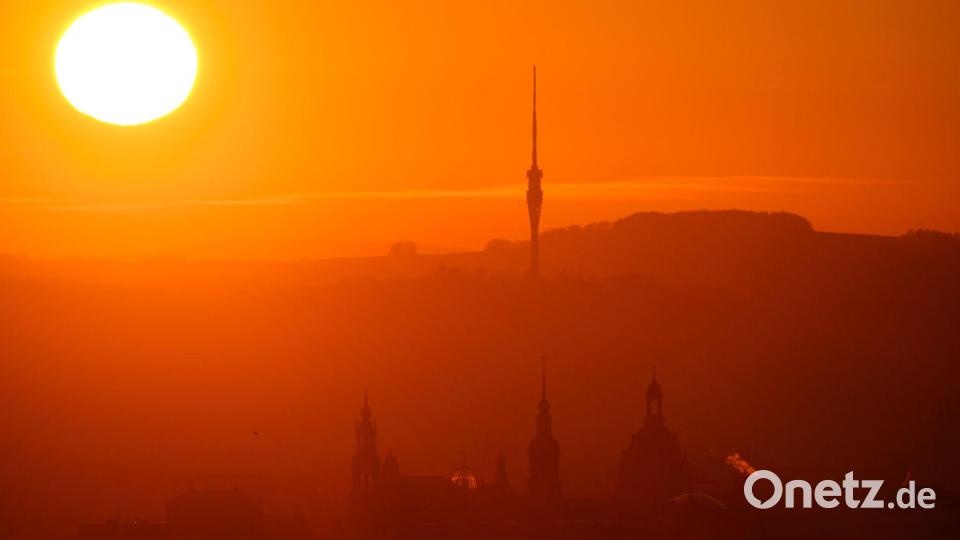 In aller Pracht geht die Sonne über Dresden auf. Bild: Robert Michael/dpa