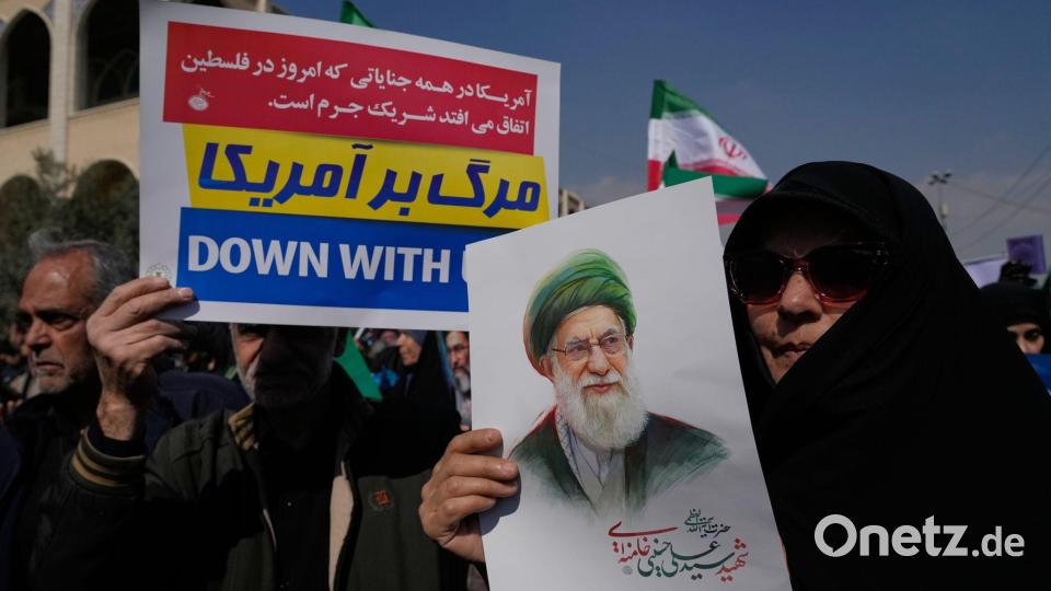 Anhänger der iranischen Regierung protestieren gegen die Angriffe. Bild: Vahid Salemi/AP/dpa