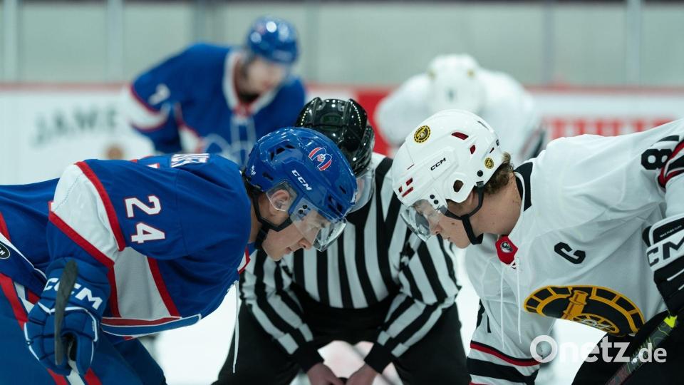 Auf dem Eis sind Ilya (r) und Shane (l) Rivalen und im Bett leidenschaftliche Liebhaber. (Handout) Bild: -/HBO Max/dpa