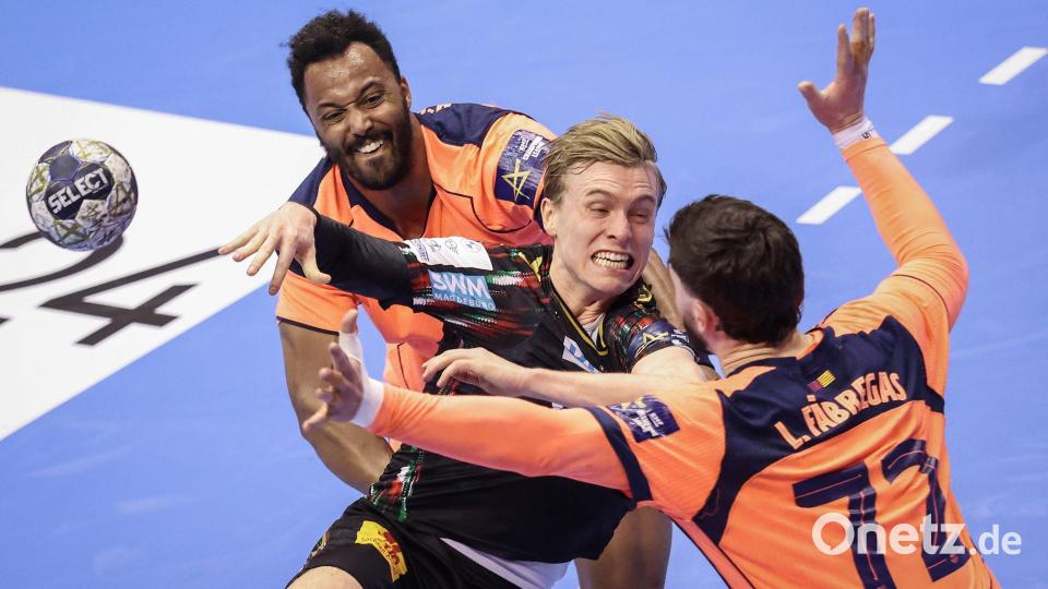 Der Magdeburger Gisli Kristjansson (M) spielt gegen Barcelonas Timothey N'Guessan (l) und Ludovic Fabregas (r) in der Champions League. Bild: Ronny Hartmann/dpa-Zentralbild/dpa