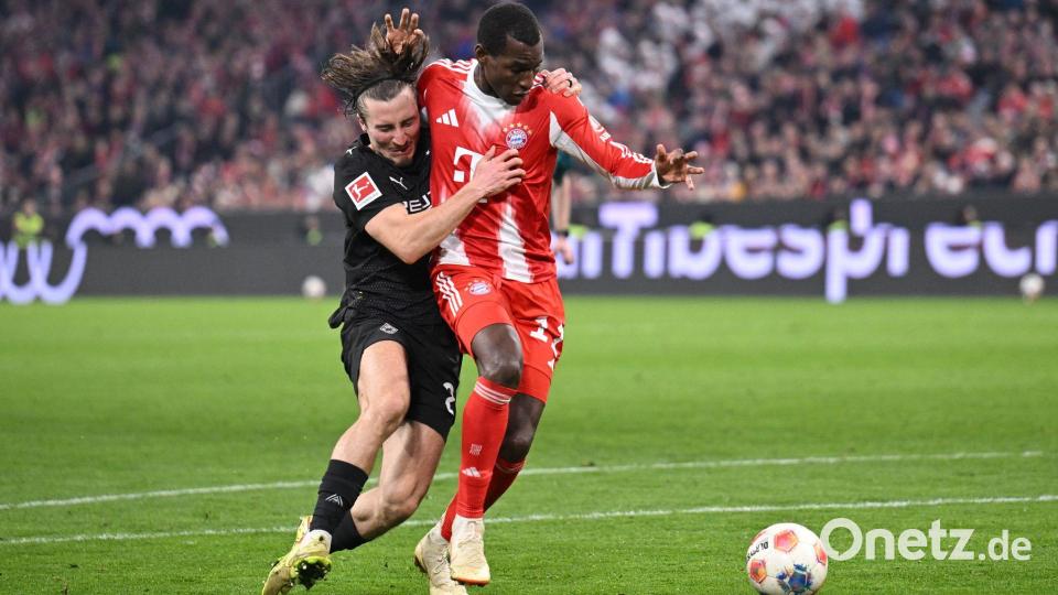 Rocco Reitz (l) sah nach diesem Foul an Nicolas Jackson die Rote Karte. Bild: Harry Langer/dpa