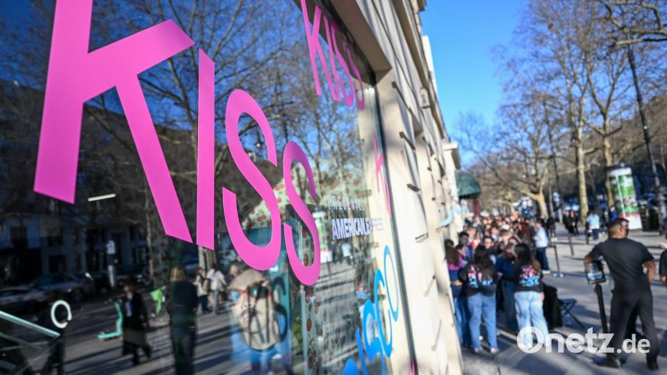 Auf dem Schaufenster waren Worten aus dem Titel des neuen Albums von Harry Styles zu sehen. Bild: Jens Kalaene/dpa