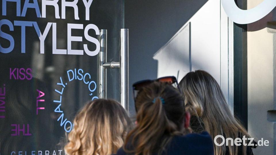 Fans warteten schon vor Öffnung des Pop-up-Stores. Bild: Jens Kalaene/dpa