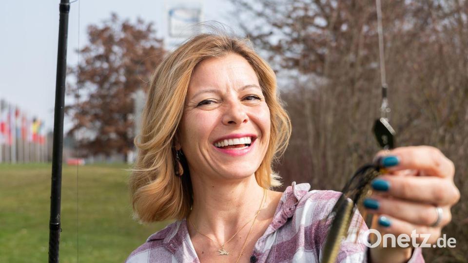 Ihren ersten Barsch hat sie an einem Berliner See gefangen. Bild: Silas Stein/dpa