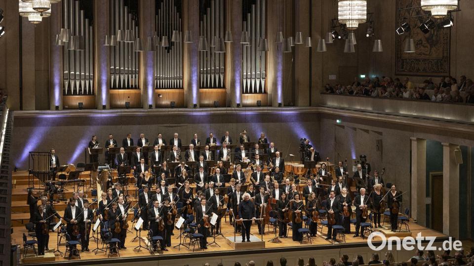 Das Symphonieorchester des Bayerischen Rundfunks mit Dirigent Sir Simon Rattle. Bild: BR Astrid Ackermann