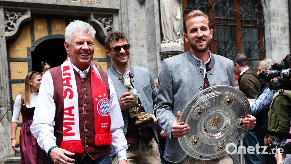 OB Dieter Reiter (im Foto links mit Thomas Müller und Harry Kane) ist bekennender Fan des FC Bayern. (Archivbild) Bild: Daniel Löb/dpa