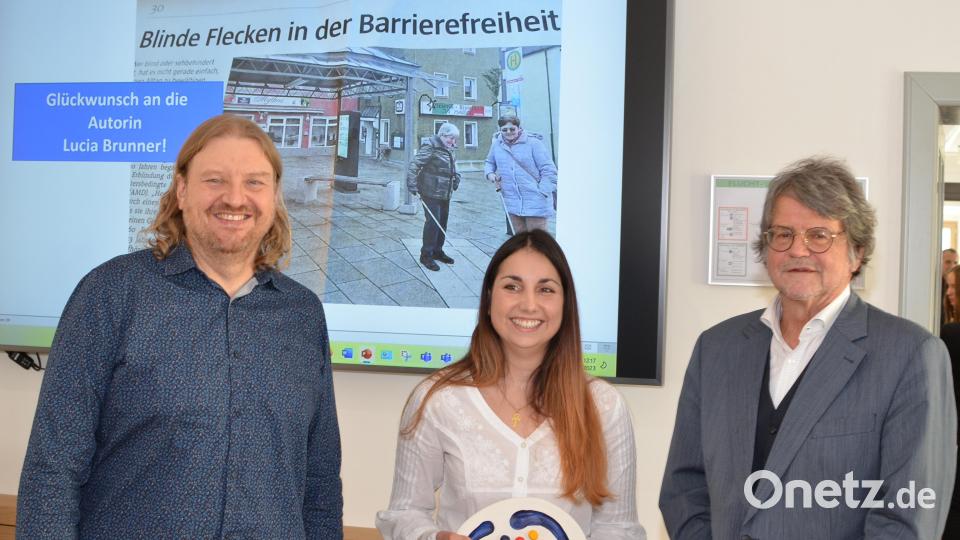 Solch einen Termin hat auch Chefredakteur Kai Gohlke (links) von Oberpfalz-Medien nicht alle Tage. Redakteurin Lucia Brunner von der Tirschenreuther Redaktion erhielt von der Stiftung Lebenshilfe Landkreis Tirschenreuth den "Inklusionspreis für konstruktiven Journalismus". Friedrich Wölfl von der Stiftung (rechts) erläuterte die Beweggründe für die Verleihung. Bild: Wolfgang Benkhardt