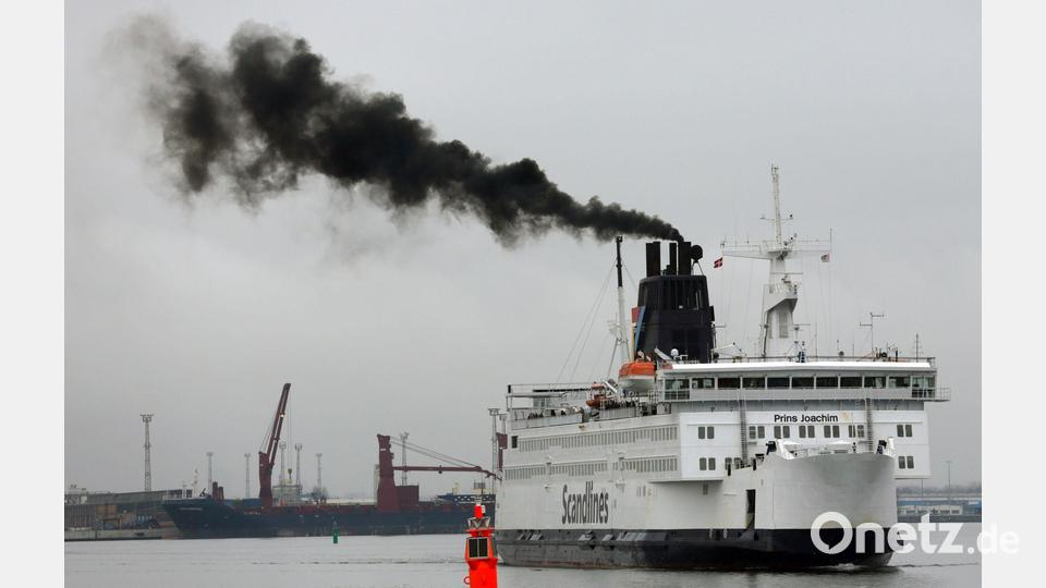 Ein Fährschiff stößt 2013 im Ostseebad Rostock-Warnemünde eine Abgaswolke aus. (Archivbild) Bild: picture alliance / ZB