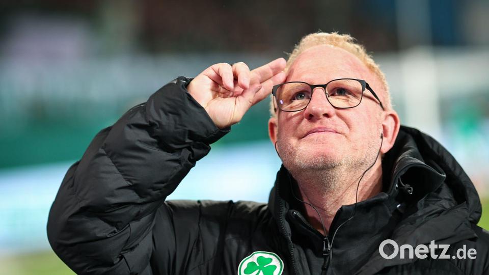 Fürths Trainer Heiko Vogel stellt sein Team auf eine schwere Aufgabe in Hannover ein. (Archivbild) Bild: Daniel Karmann/dpa