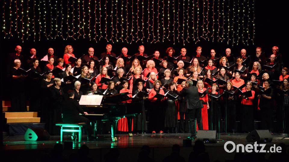 Die Bewerbung war erfolgreich: Der Weidener Kammerchor ist beim Projekt "Singen mit Sir Simon" dabei. Archivbild: Kunz